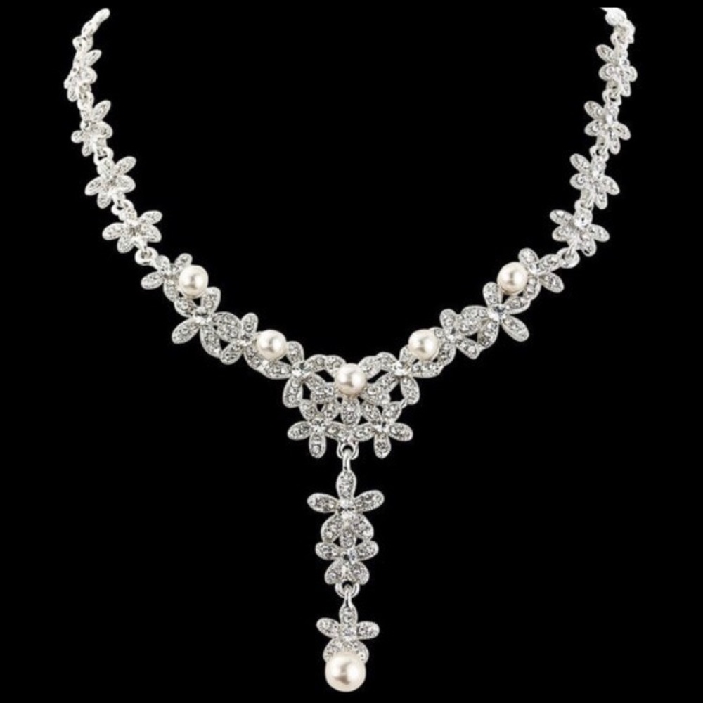 NWT Dainty Pearls & Crystals & Necklace Set - Picture 3 of 10